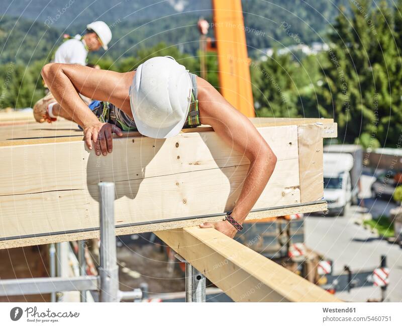 Österreich, Arbeiter überprüft Dachkonstruktion prüfen Kontrolle Untersuchung kontrollieren pruefen Holz hoelzern hölzern arbeiten Mann Männer männlich Job