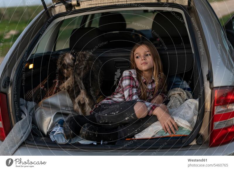 Mädchen wartet mit ihrem Hund im geparkten Auto am Abend weiblich abends abgestellt abstellen Wagen PKWs Automobil Autos geparkter geparktes warten Kind Kinder