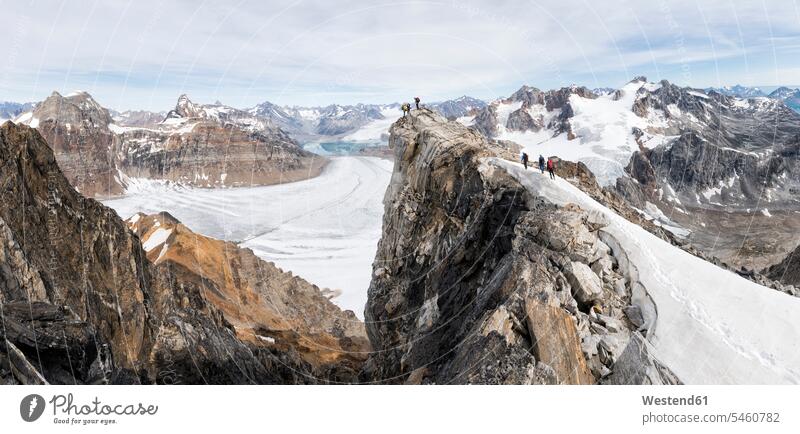 Grönland, Sermersooq, Kulusuk, Schweizer Alpen, Gruppe von Bergsteigern auf dem Gipfel Gruppe von Menschen Menschengruppe Alpinisten Schnee Berggipfel Leute