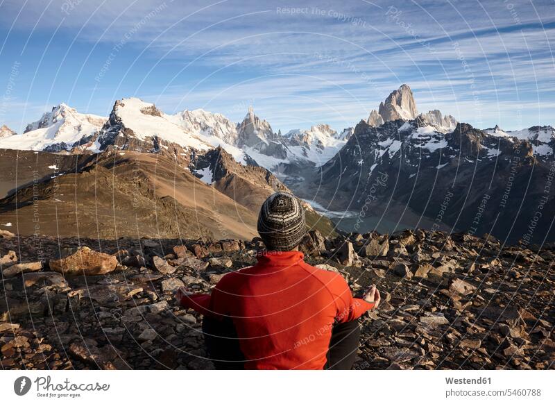 Mann mit Blick auf die Berge Fitz Roy und Cerro Torre, Los Glaciares National Park, Patagonien, Argentinien Leute Menschen People Person Personen Europäisch