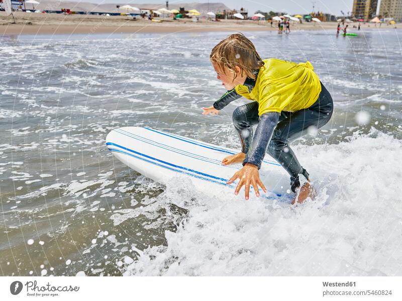 Chile, Arica, Junge beim Surfen im Meer Buben Knabe Jungen Knaben männlich Meere Surfing Wellenreiten wellenreiten Kind Kinder Kids Mensch Menschen Leute People