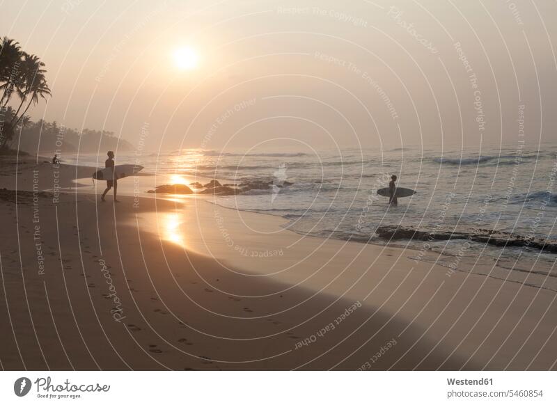 Sri Lanka, Mirissa, Sonnenaufgang, Strand mit Surfer unterwegs auf Achse in Bewegung Reisende Reisender Sonnenaufgänge drei Personen drei Menschen 3 3 Personen