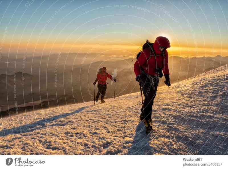 Russland, Oberes Baksan-Tal, Kaukasus, Bergsteiger beim Aufstieg auf den Elbrus Alpinisten Schnee bergsteigen Bergsteigen Alpinismus Sport Wetter morgens Morgen