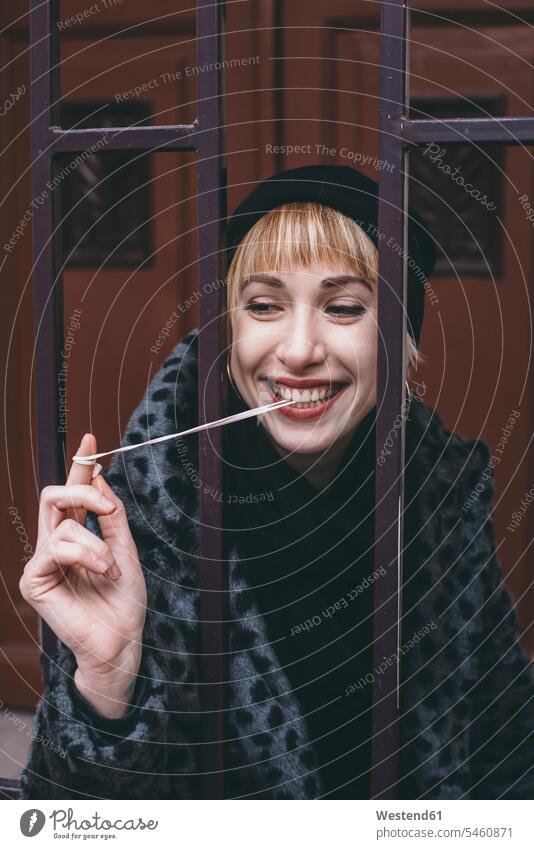 Porträt einer lachenden jungen Frau mit Kaugummi Kaugummis weiblich Frauen Portrait Porträts Portraits positiv Emotion Gefühl Empfindung Emotionen Gefühle