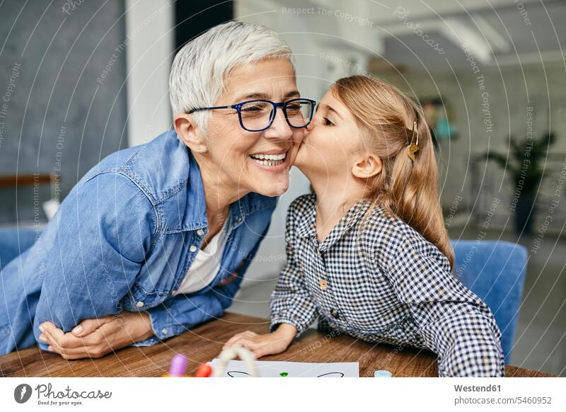 Grandduaf'ghter küssen Großmutter, malen Malbuch mit ihr Generation Tische Kuss Küsse sitzend sitzt Glück glücklich sein glücklichsein gefühlvoll Emotionen