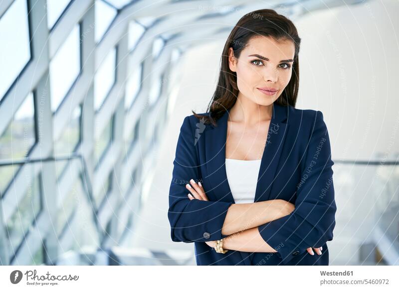 Porträt einer selbstbewussten Geschäftsfrau Selbstbewusstsein selbstsicher Selbstsicherheit Selbstvertrauen Geschäftsfrauen Businesswomen Businessfrauen