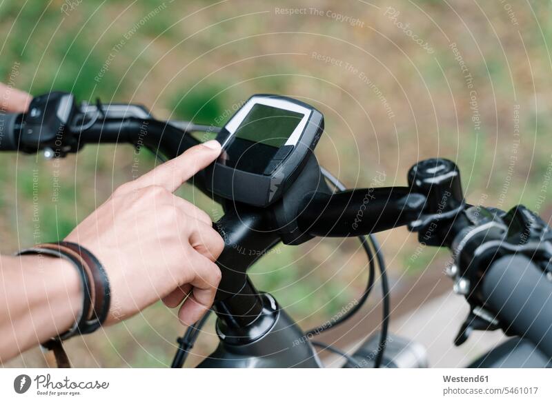 Mann benutzt GPS-Navigator auf Elektrofahrrad Farbaufnahme Farbe Farbfoto Farbphoto Spanien E-Bike Elektrorad eBike eBikes E-Bikes Fahrrad Fahrräder Rad Räder