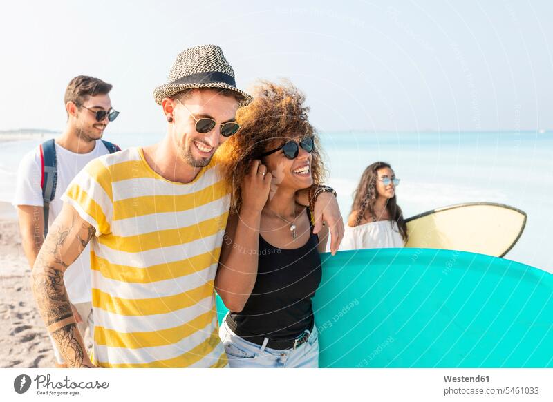 Gruppe von Freunden zu Fuß am Strand, tragen Surfbretter Spaß Spass Späße spassig Spässe spaßig Gemeinsam Zusammen Miteinander gehen gehend geht surfboard