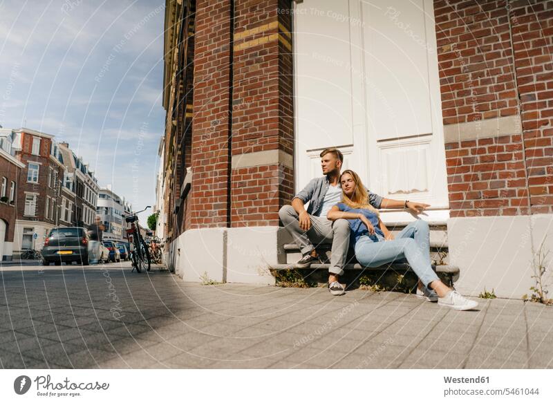 Niederlande, Maastricht, junges Paar, das eine Pause in der Stadt macht Pärchen Paare Partnerschaft staedtisch städtisch Mensch Menschen Leute People Personen