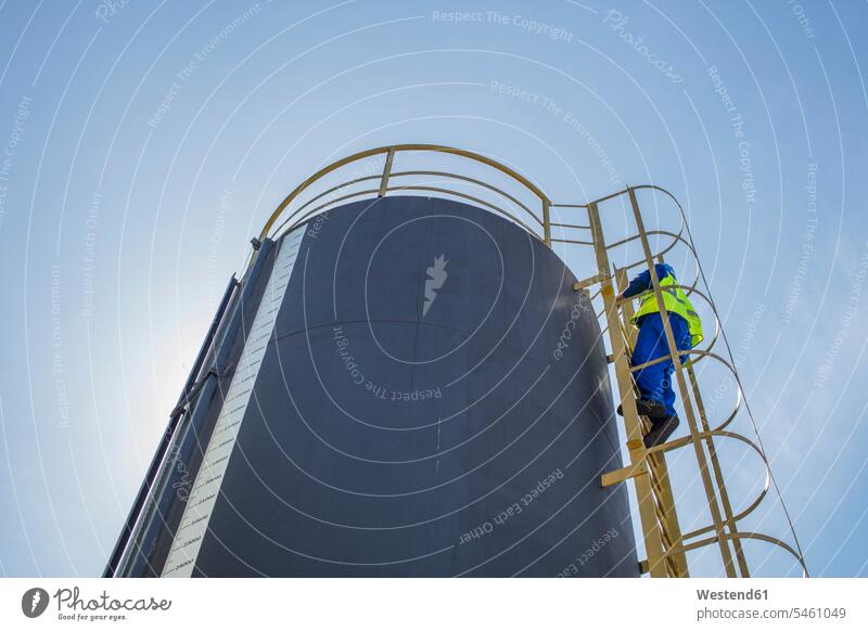 Südafrika, Kapstadt, Bauarbeiter klettert die Leiter hoch hochklettern Mann Männer männlich steigen Arbeit Job Schornstein Schornsteine Leitern Handwerker