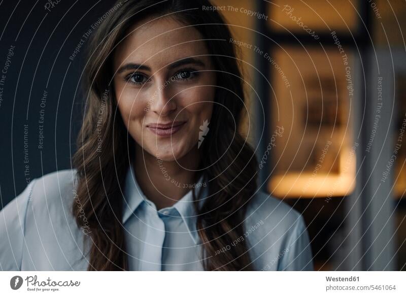 Porträt einer lächelnden jungen Geschäftsfrau Europäer Kaukasier Europäisch kaukasisch Zuversicht Zuversichtlich Selbstvertrauen selbstbewusst Vertrauen