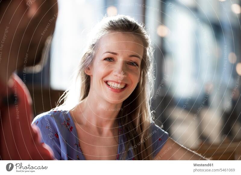 Porträt einer lächelnden Frau in einem Cafe Flirt freuen Frohsinn Fröhlichkeit Heiterkeit Glück glücklich sein glücklichsein zufrieden Muße Miteinander Zusammen