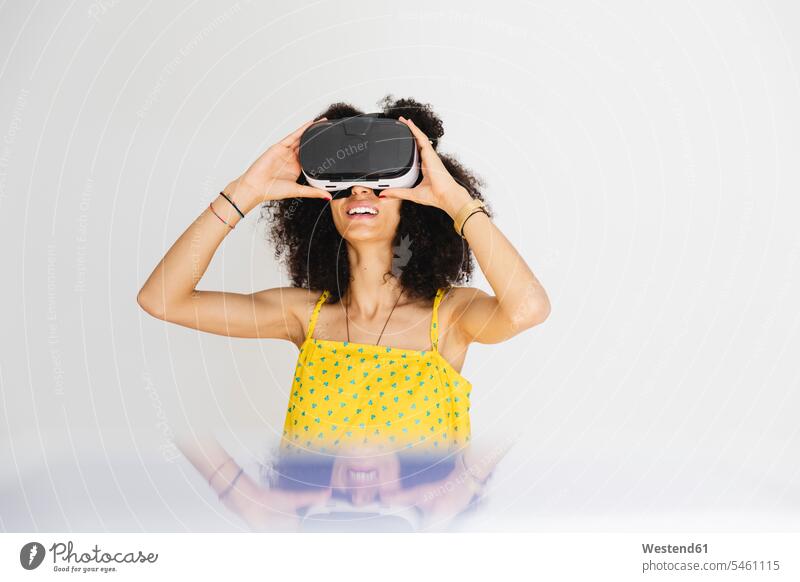 Junge Frau mit Virtual-Reality-Brille Leute Menschen People Person Personen Nordafrikanisch 1 Ein ein Mensch eine nur eine Person single erwachsen Erwachsene