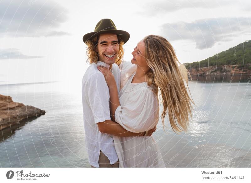 Porträt eines jungen verliebten Paares vor dem Meer stehend, Ibiza, Balearen, Spanien Leute Menschen People Person Personen Europäisch Kaukasier kaukasisch 2