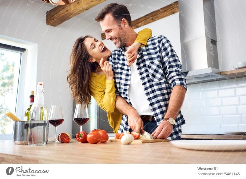 Zärtliches Paar in der Küche, das gemeinsam Spaghetti zubereitet Spagetti Küchen Gemeinsam Zusammen Miteinander zubereiten kochen Essen zubereiten liebevoll