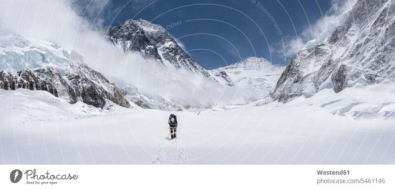 Nepal, Solo Khumbu, Everest, Bergsteiger am Western Cwm kleine Gruppe kleine Menschengruppe wenige reisen Travel verreisen Weg Reise Risiko riskant Wagnis