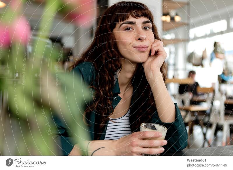 Porträt einer selbstbewussten jungen Frau in einem Cafe Zuversicht Zuversichtlich Selbstvertrauen Vertrauen Portrait Porträts Portraits Kaffeehaus Bistro Cafes