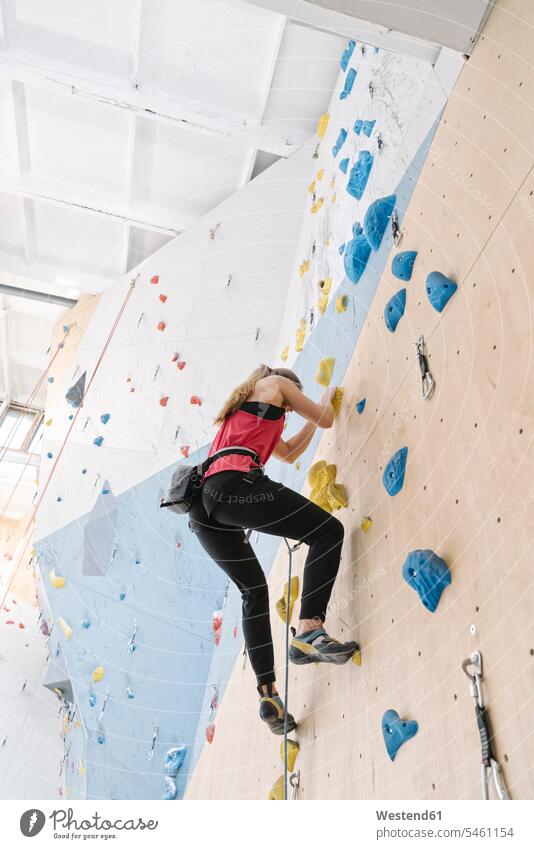 Frau klettert in einer Kletterhalle an der Wand (value=0) Leute Menschen People Person Personen Europäisch Kaukasier kaukasisch 1 Ein ein Mensch nur eine Person
