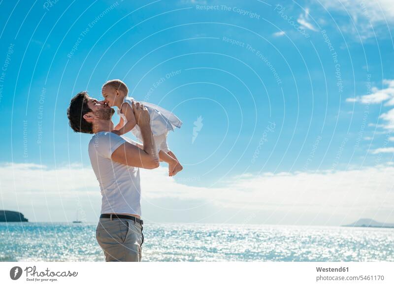 Spanien, Lanzarote, Vater kuschelt mit seiner kleinen Tochter am Strand Baby Babies Babys Säuglinge Kind Kinder knuddeln Papas Väter Vati Vatis Papis Töchter