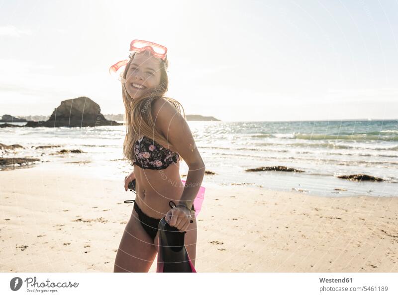 Glückliche junge Frau mit Schnorchelausrüstung, die am Strand läuft schnorcheln junge Frauen Taucherflossen Tauchflossen Bikini Bikinis Beach Straende Strände