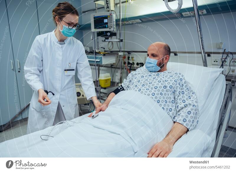Arzt verbindet Patient mit Pulstracer im Krankenhauszimmer Gesundheit Gesundheitswesen medizinisch Erkrankung Erkrankungen Krankheiten Kranker Patienten Job