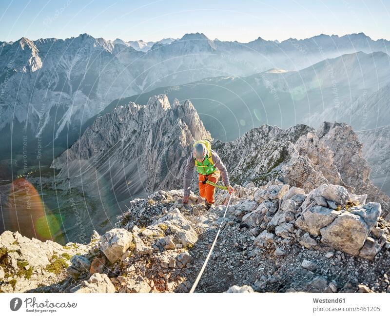 Österreich, Tirol, Innsbruck, Bergsteiger am Klettersteig Nordkette Abenteuer abenteuerlich klettern steigen Klettersport Klettern Alpinismus Sport bergsteigen