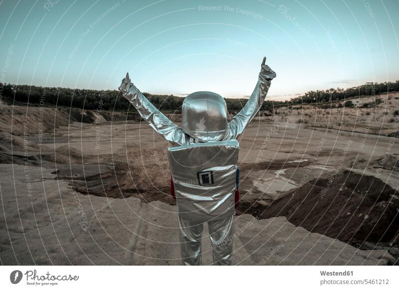 Ein Raumfahrer, der auf einem namenlosen Planeten die Arme hebt, mit erhobenem Daumen Astronaut Astronauten unbekannt unbekanntes unbekannter erkunden