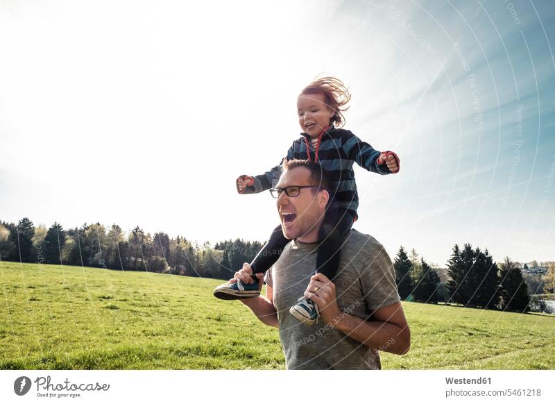 Porträt eines Vaters, der seine kleine Tochter auf den Schultern trägt Jahreszeiten Frühjahr Lenz freuen auf dem Land auf dem Lande Muße Miteinander Zusammen