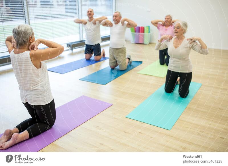 Gruppe aktiver Senioren, die gemeinsam Yoga praktizieren alte alter altes Pension pensioniert Pensionierung Rente Fit gesund Gesundheit anpassungsfähig