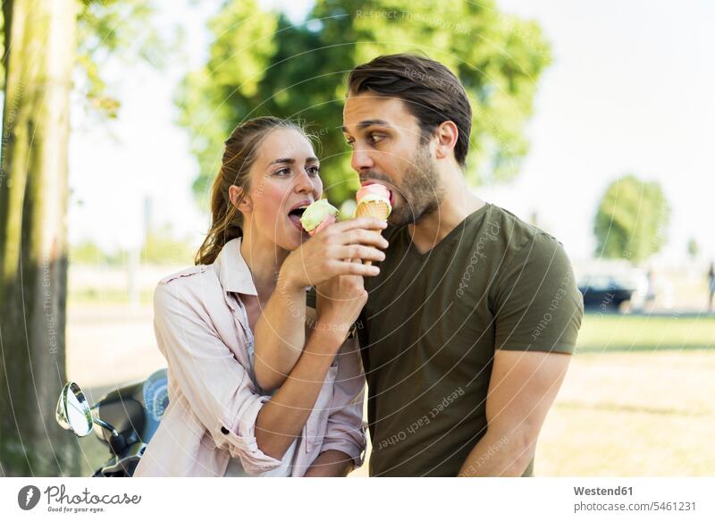 Ehepaar mit Motorroller im Sommer teilen Eis Roller Piaggio Teilen Sharing essen essend Paar Pärchen Paare Partnerschaft glücklich Glück glücklich sein