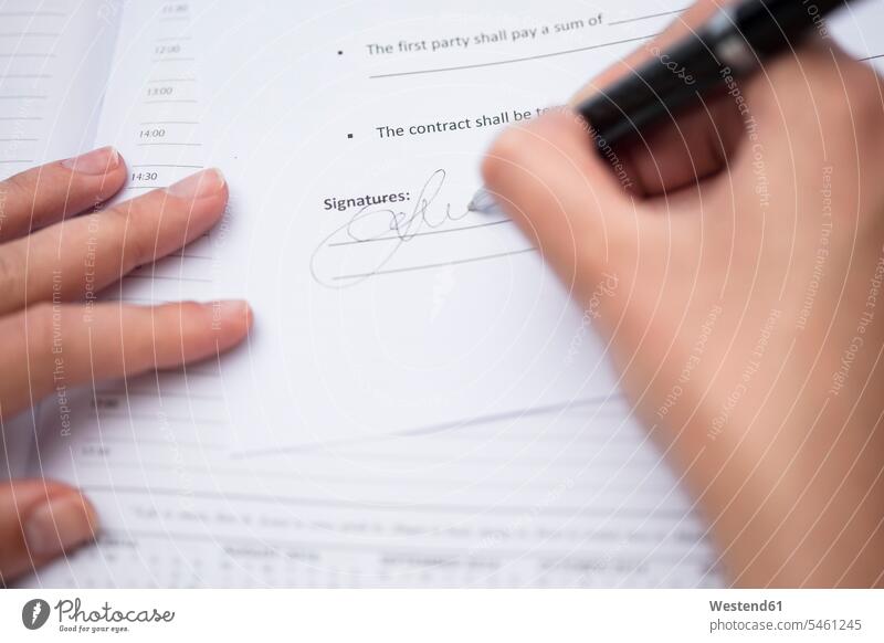 Frau unterzeichnet Dokumente Termin Termine notieren unterschreiben Unterschrift unterzeichnen Kugelschreiber Kuli Kulis Unterlagen Terminplaner Terminkalender