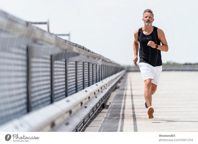 Sportlicher Mann beim Joggen rennen Muße fit gesund Gesundheit Jogging Leistungen Dynamik dynamisch Power Lebenstil Lifestyles beweglich Biegsamkeit Anreiz
