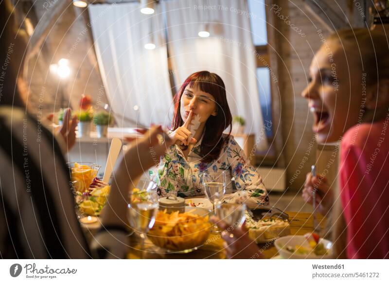 Glückliche Freundinnen beim gemeinsamen Abendessen zu Hause essend Gemeinsam Zusammen Miteinander Zuhause daheim glücklich glücklich sein glücklichsein Mahlzeit