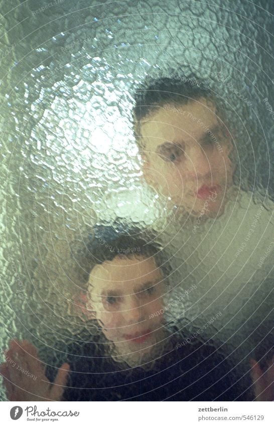 Brüder T. und P. aus B. Kind Junge Geschwister Bruder Sohn Glas Fensterscheibe Scheibe Riffelglas Glastür Tür Unschärfe unklar Datenschutz Blick