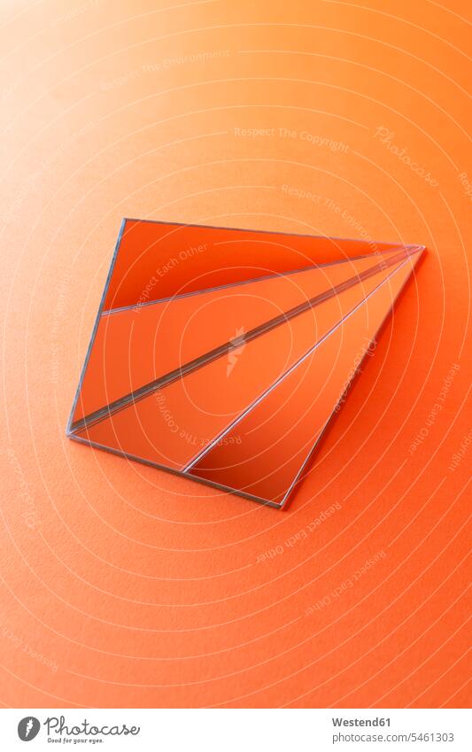 Dreiecksförmige Spiegel auf orangefarbenem Hintergrund Geometrische Form Geometrische Formen 3D dreidimensional 3-D 3-d Farbe Farbtöne Farbtoene Farbton Farben