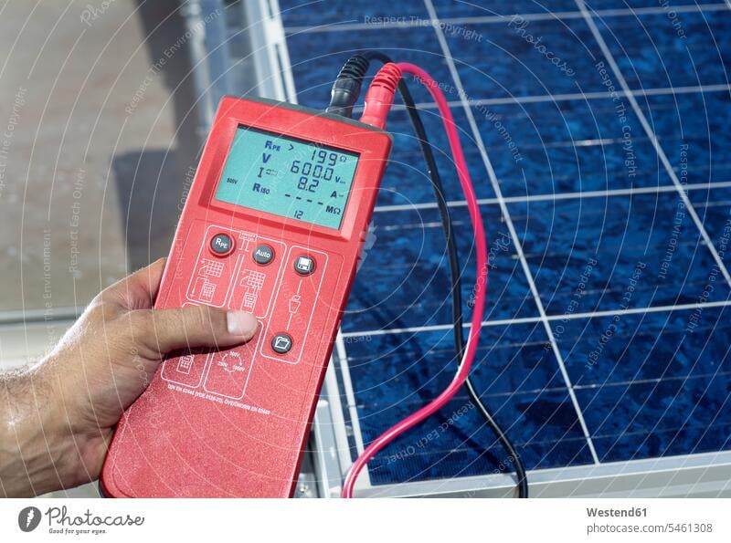 Menschliches Handmessgerät vor der Solaranlage, Nahaufnahme halten Hände Messinstrument Messinstrumente Messgerät Mann Männer männlich Sonnenkraftwerke