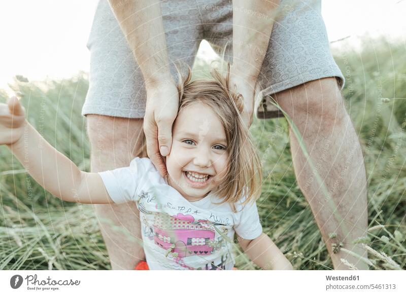 Porträt eines glücklichen kleinen Mädchens mit Vater in der Natur Papas Väter Vati Vatis Papis Portrait Porträts Portraits Glück glücklich sein glücklichsein