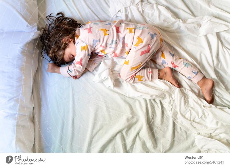 Draufsicht auf ein süßes kleines Mädchen, das im Bett schläft Leute Menschen People Person Personen Europäisch Kaukasier kaukasisch 1 Ein ein Mensch