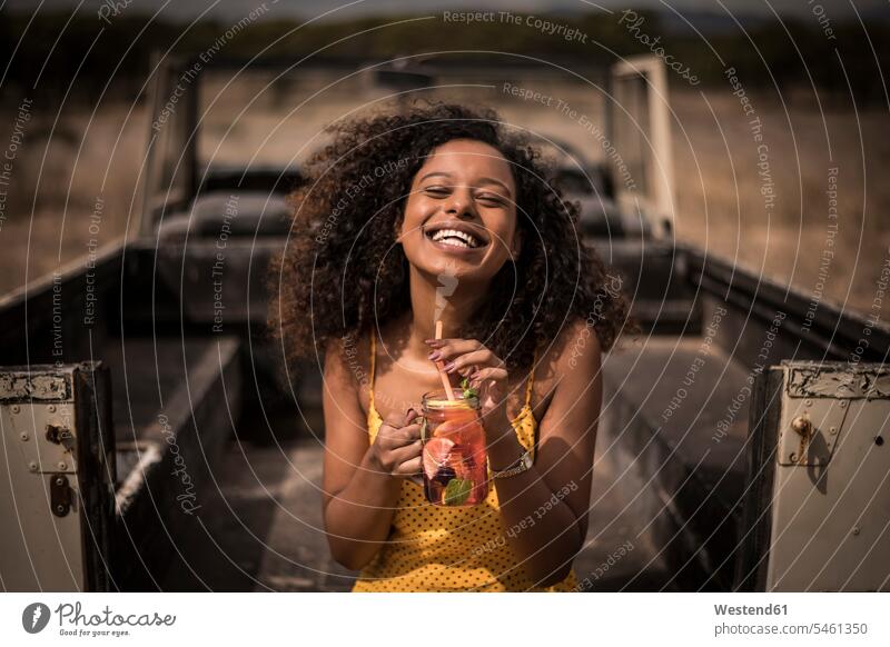 Porträt einer lachenden Frau, die im Safari-Bus frischen Eistee trinkt Leute Menschen People Person Personen Afrikanisch Afrikanische Abstammung dunkelhäutig
