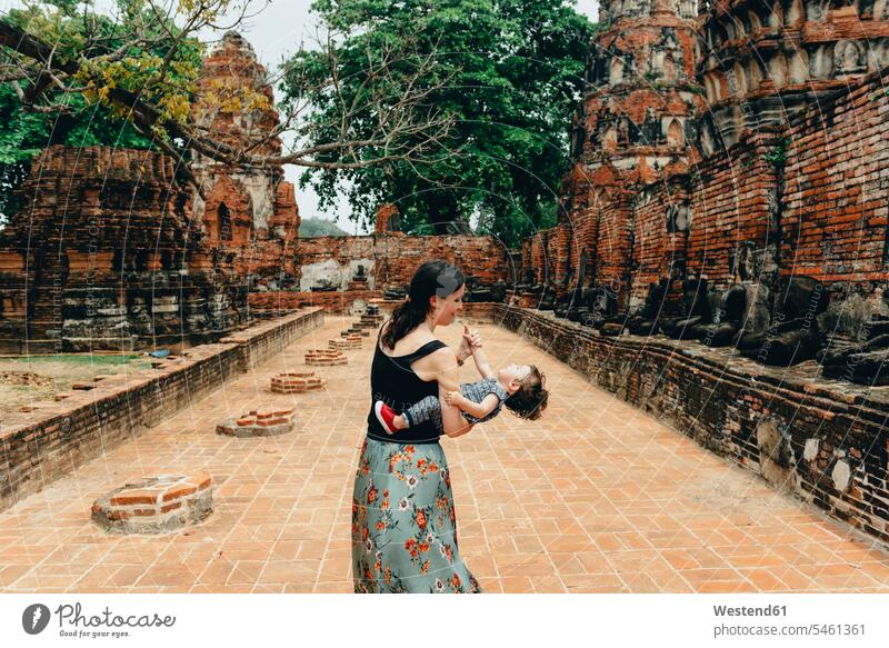 Thailand, Ayutthaya, Mutter und Tochter spielen in den alten Ruinen eines Tempels im Wat Mahathat Mami Mutti Mütter Mama Ruinenstätte Ruinenstaette historisch