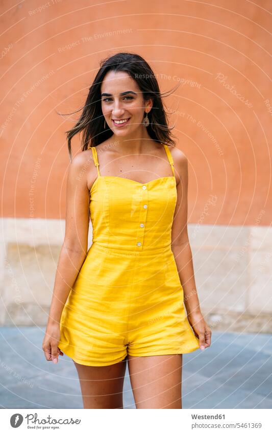 Bildnis einer schönen jungen Frau in gelbem Kleid dunkle Haare braunes Haar braunhaarig brünett Jahreszeiten sommerlich Sommerzeit freuen geniessen Genuss Glück
