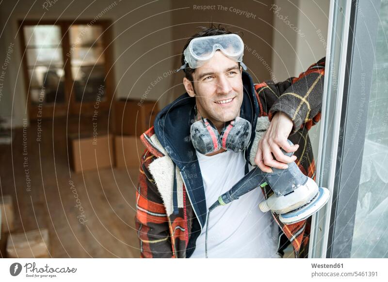 Porträt eines Handwerkers, der eine Wohnung renoviert wohnen Wohnungen Zuversicht Zuversichtlich Selbstvertrauen selbstbewusst Vertrauen Arbeiter Portrait