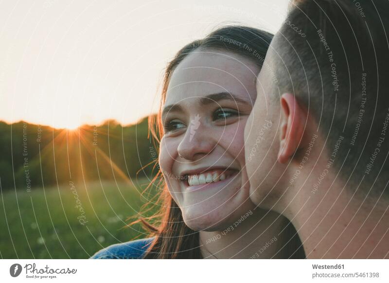 Porträt von Teenager-Mädchen in der Liebe von ihrem Freund bei Sonnenuntergang geküsst glücklich Glück glücklich sein glücklichsein Portrait Porträts Portraits