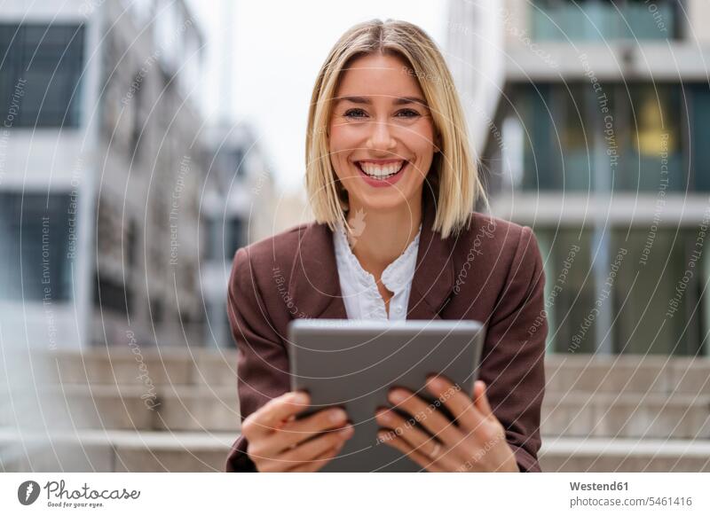 Porträt einer glücklichen jungen Geschäftsfrau mit Tablette in der Stadt Leute Menschen People Person Personen Europäisch Kaukasier kaukasisch 1 Ein ein Mensch