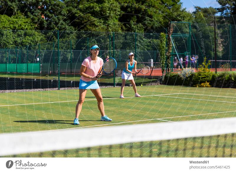 Reife Frauen während eines Tennismatches auf dem Rasenplatz Leute Menschen People Person Personen Europäisch Kaukasier kaukasisch 2 2 Menschen 2 Personen zwei