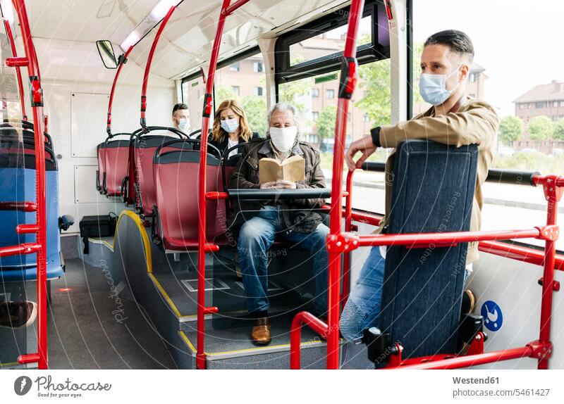 Fahrgäste mit Schutzmasken im öffentlichen Bus, Spanien Bücher Transport Transportwesen KFZ Verkehrsmittel Autobus Autobusse Busse Omnibus Omnibusse Lektüre