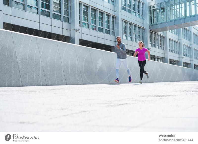 Paarlauf in der Stadt staedtisch städtisch laufen rennen Pärchen Paare Partnerschaft Außenaufnahme draußen im Freien Mensch Menschen Leute People Personen