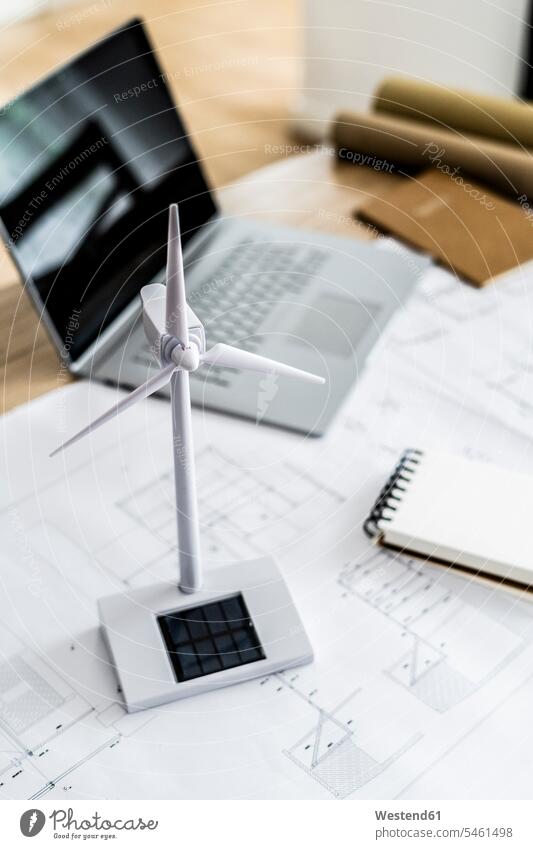 Windkraftanlagenmodell, Bauplan und Laptop auf Tisch im Büro Dokumente Papiere Unterlagen Architekturplan Bauzeichnung Konstruktionsplan Konstruktionszeichnung