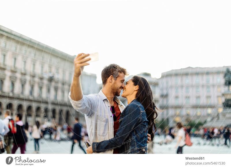 Glückliches junges Paar macht ein Selfie in der Stadt, Mailand, Italien Touristen Telekommunikation telefonieren Handies Handys Mobiltelefon Mobiltelefone