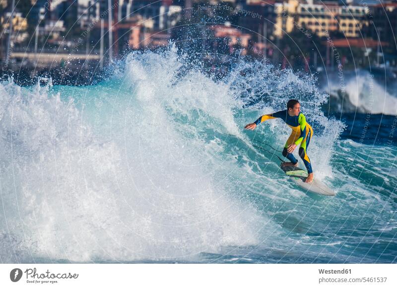 Spanien, Teneriffa, junger Surfer Welle Wellen Surfen Surfing Wellenreiten Freizeit Muße wellenreiten Teenager Jugendlicher Wellenreiter männlicher Teenager